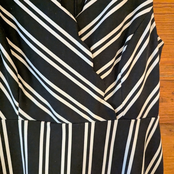 Elle Black and White Sleeveless V-Neck A-Line Dress - Picture 2 of 7